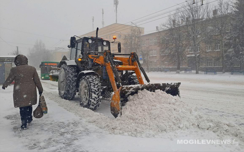 Коммунальные службы Могилева активно производят уборку улиц областного центра
