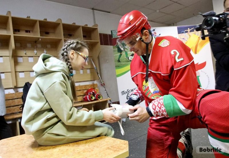 Хоккеисты команды Президента посетили детский дом в Бобруйске