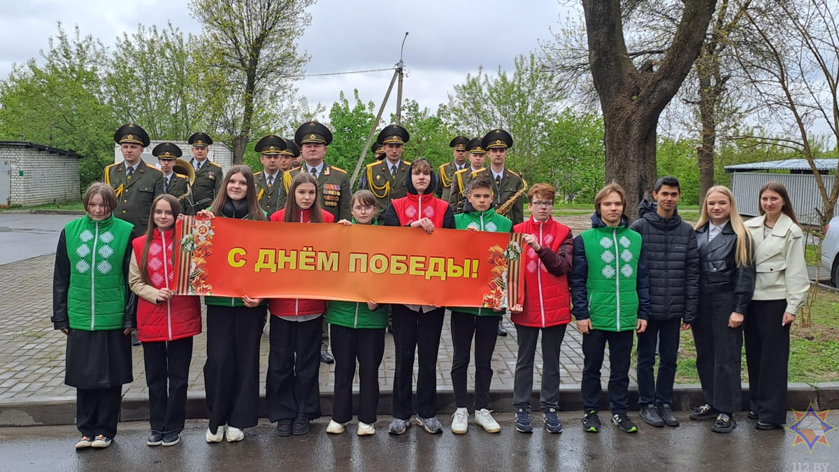 Могилевские спасатели поздравили ветеранов с Днем Победы