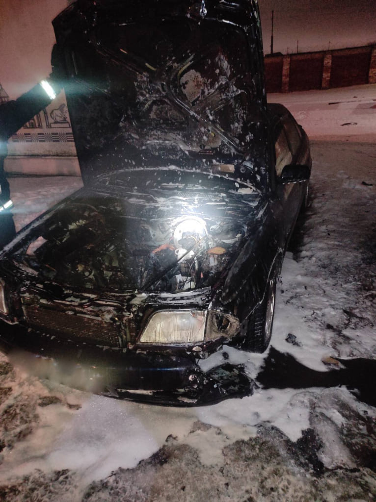 Автомобиль "Ауди" горел на улице в Могилеве