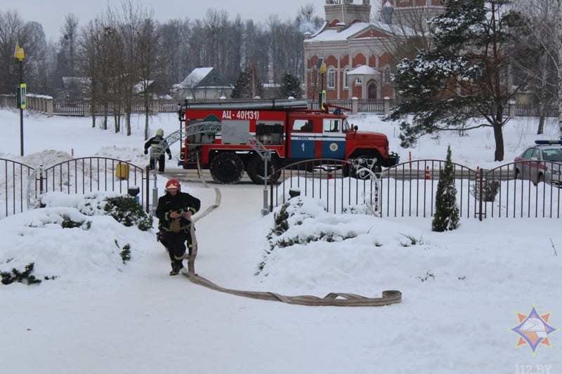 Работники Глусского РОЧС и гимназии Глуска отработали совместные действия в случае возникновения пожара