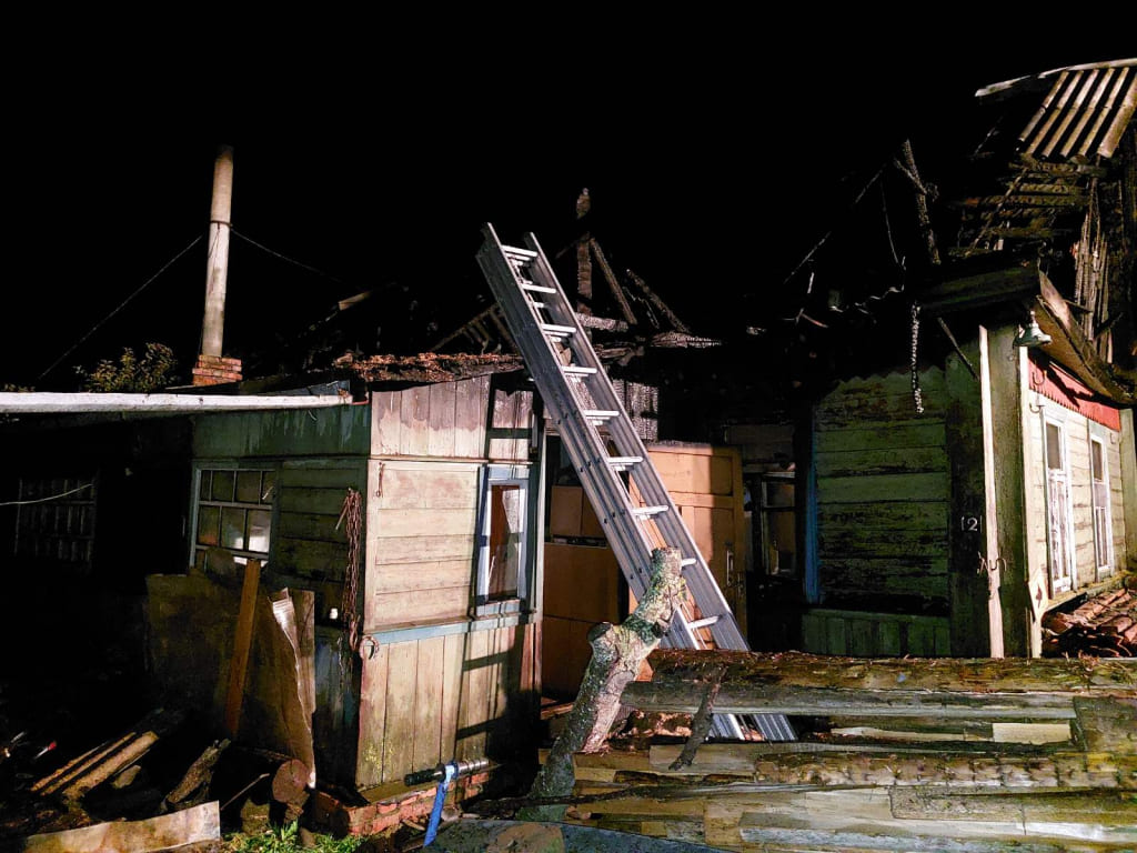 Пожар дома в Горках тушили спасатели