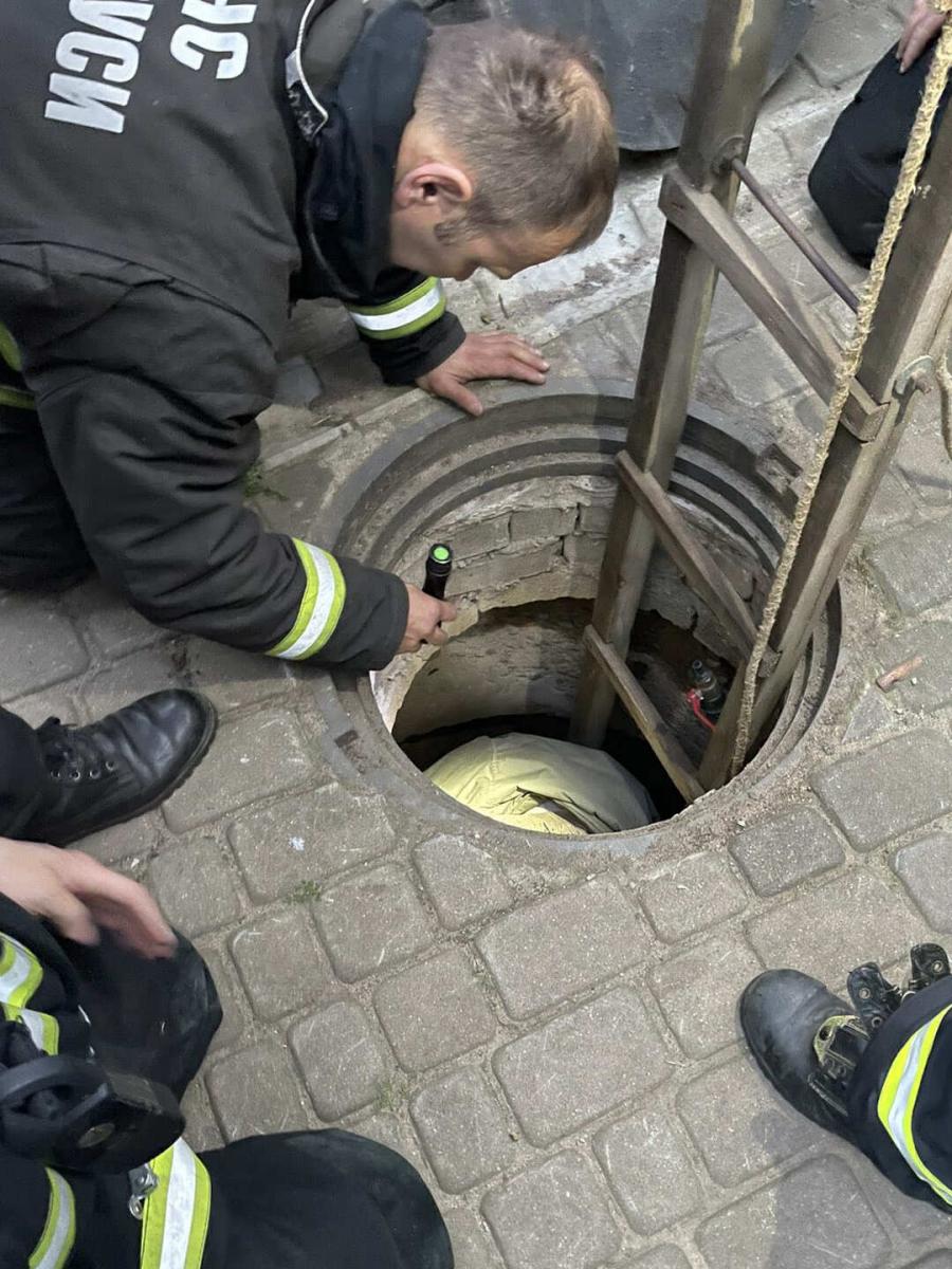 Спасатели достали из технического колодца 77-летнюю пенсионерку