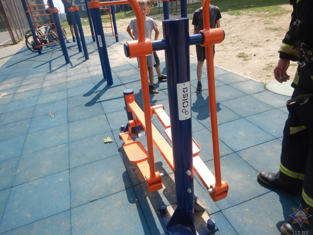 Нога ребенка в Могилеве застряла в уличном тренажере: на помощь пришли спасатели