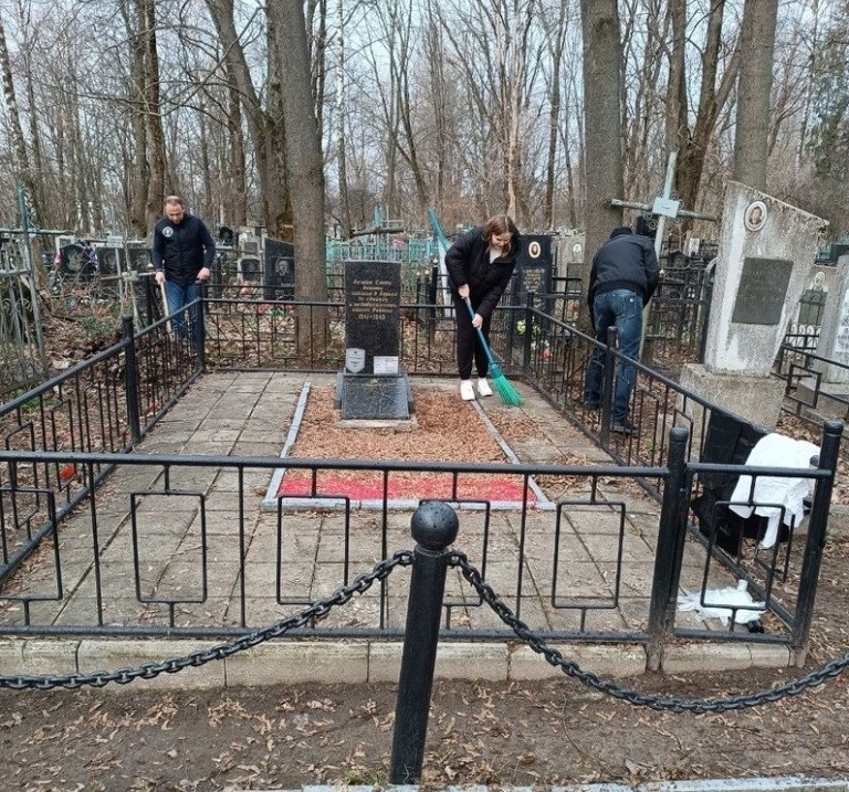 Учащиеся Могилевского госмедколледжа благоустроили братское захоронение воинов 172 стрелковой дивизии