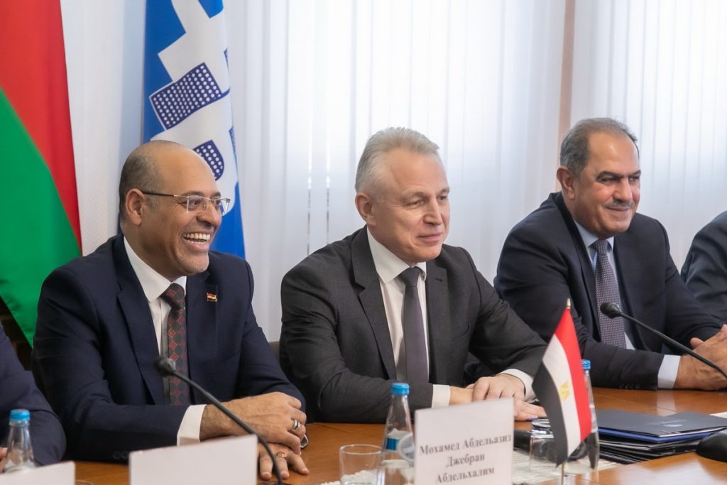 Профсоюзы более десятка стран объединяются в противостоянии коллективному западу