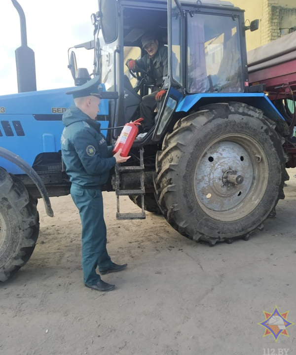 Спасатели проводят пожарно-профилактическую работу на объектах сельскохозяйственных организаций