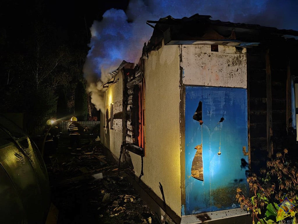 Ночной пожар в Чаусском районе оставил пенсионерку без крыши над головой