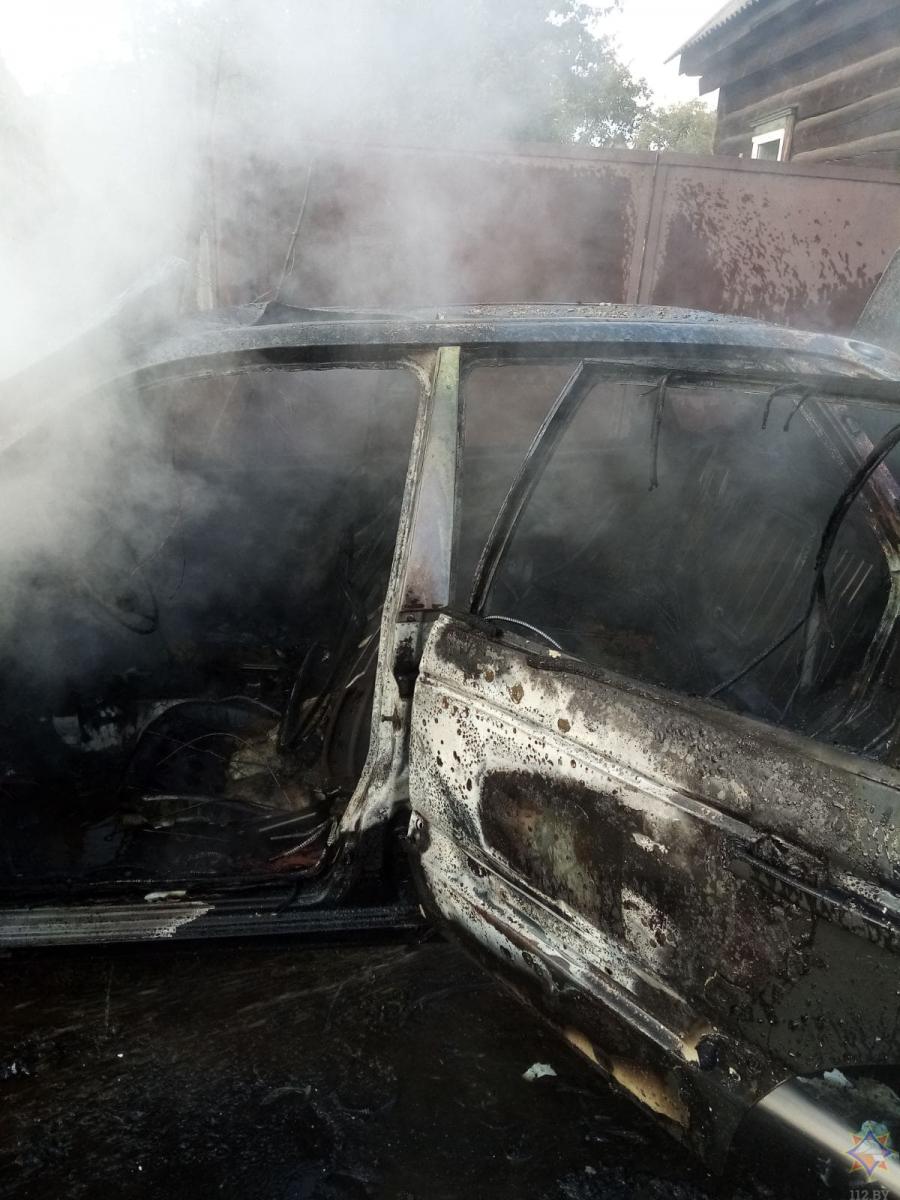 В Быхове огонь уничтожил автомобиль