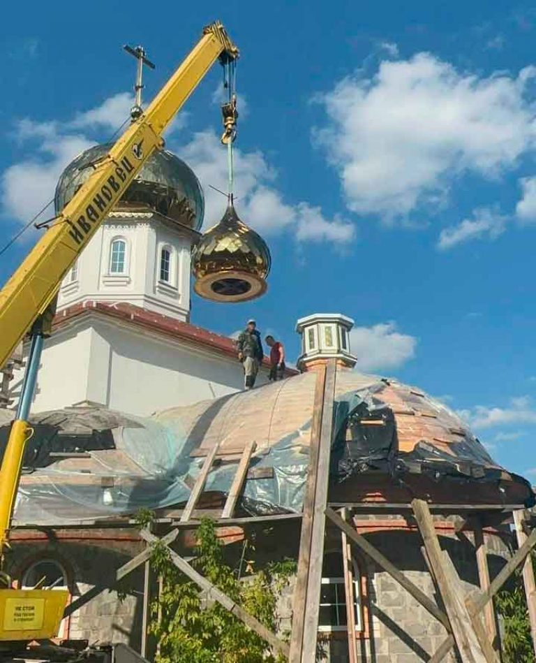 В женском монастыре Бобруйска прошли работы по установке куполов и крестов на храм