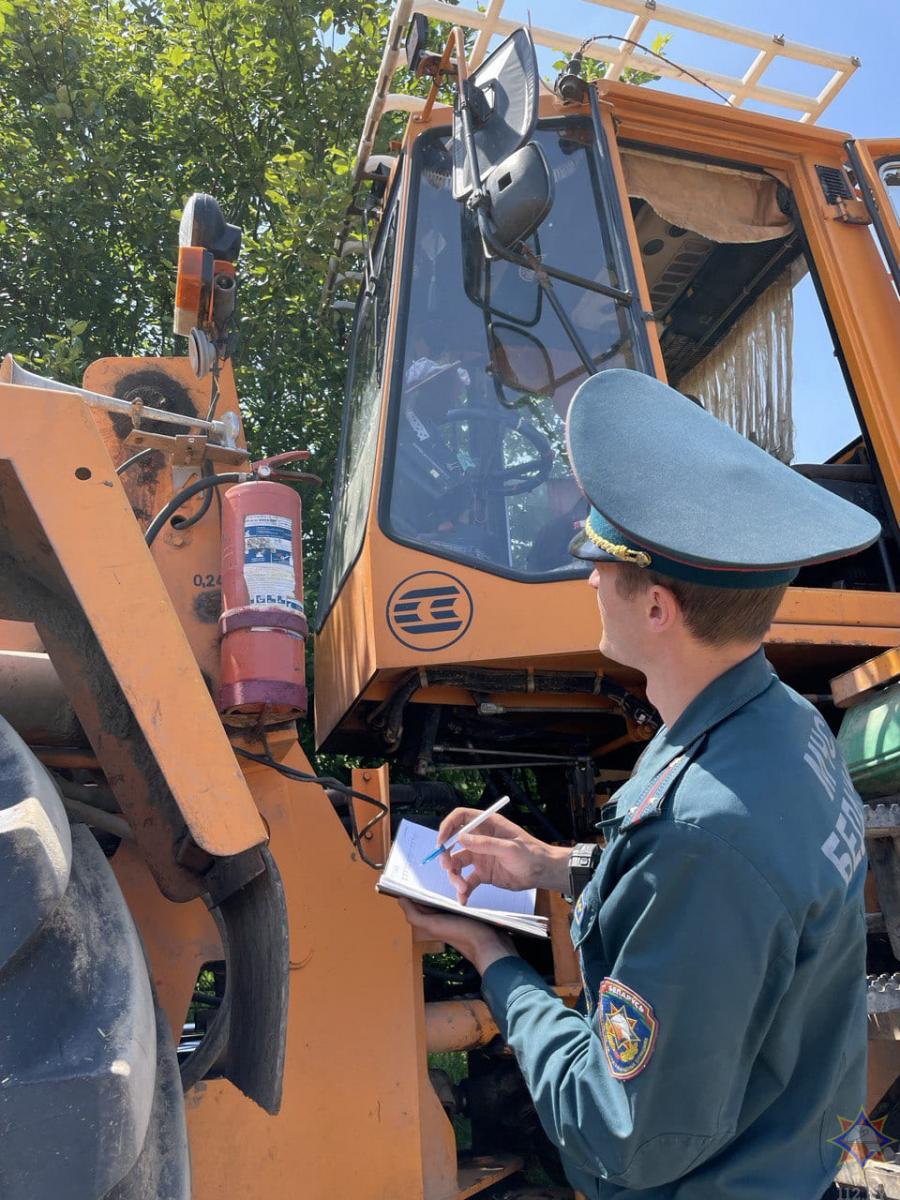 Дрибинские спасатели проводят рейды в период заготовки грубых кормов