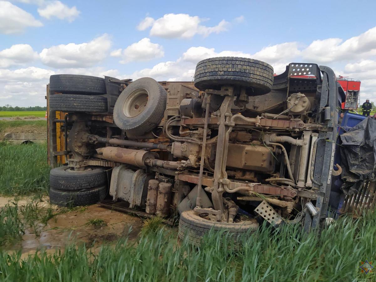 В Шкловском районе опрокинулся грузовой автомобиль, водитель госпитализирован