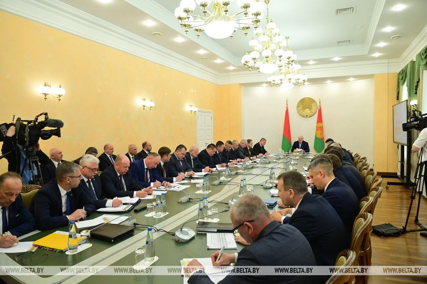 Лукашенко ставит задачу в течение года отремонтировать все местные автодороги