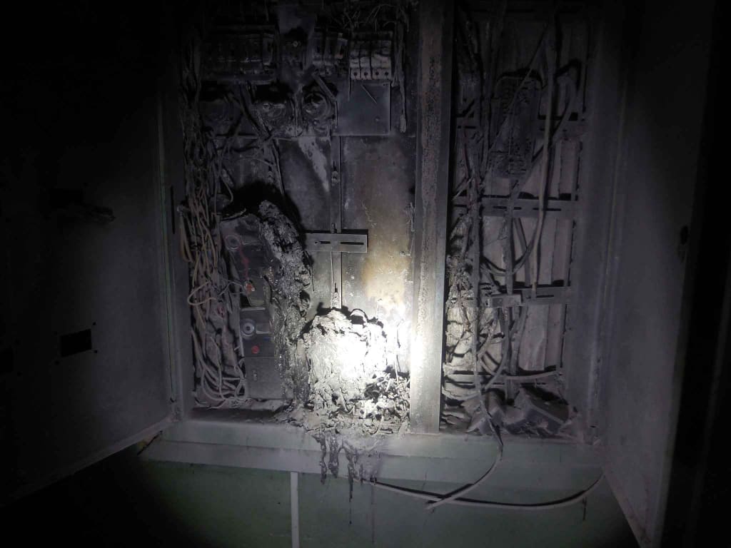 В многоэтажке Бобруйска тушили пожар электросчетчика