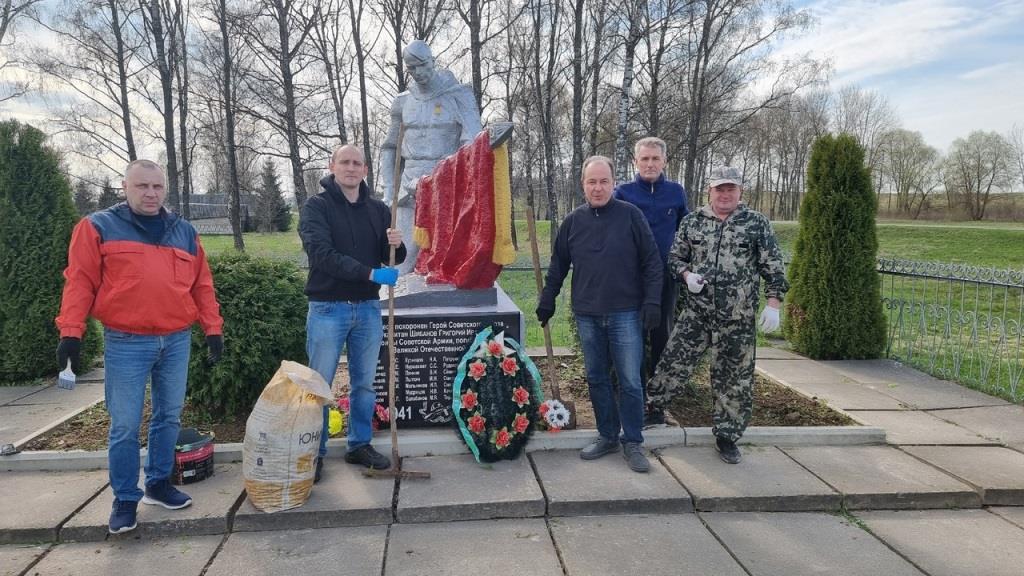 Могилевский профсоюз здравоохранения принял участие в акции по наведению порядка и благоустройства захоронений в Круглянском районе