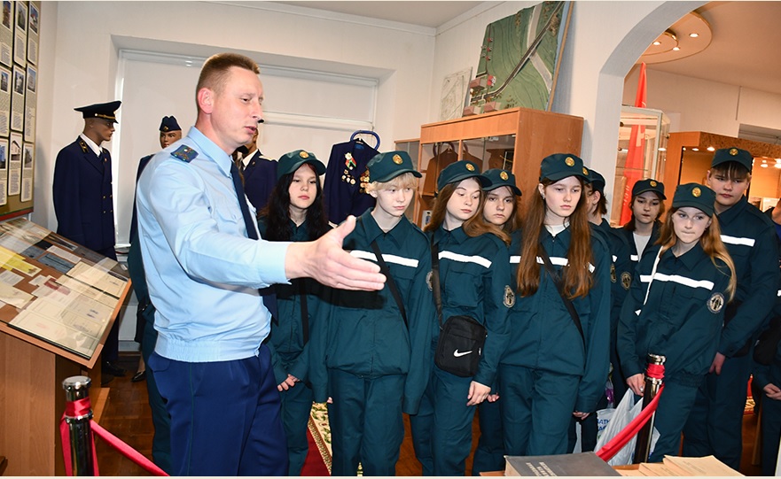 Учащиеся военно-патриотического класса СШ №19 побывали на экскурсии в прокуратуре Могилевской области