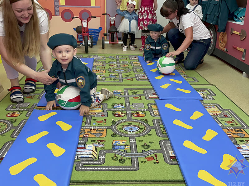 Забег среди малышей, одетых в форму спасателей, прошел в Бобруйске