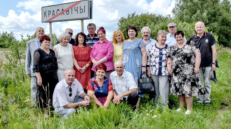 Выпускники Красавичской школы Климовичского района  встретились через полсотни лет