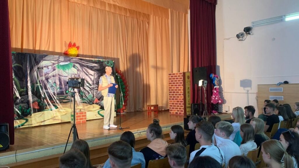 В оздоровительном лагере «Мечта» прошла встреча с заслуженным артистом Республики Беларусь Александром Парфеновичем