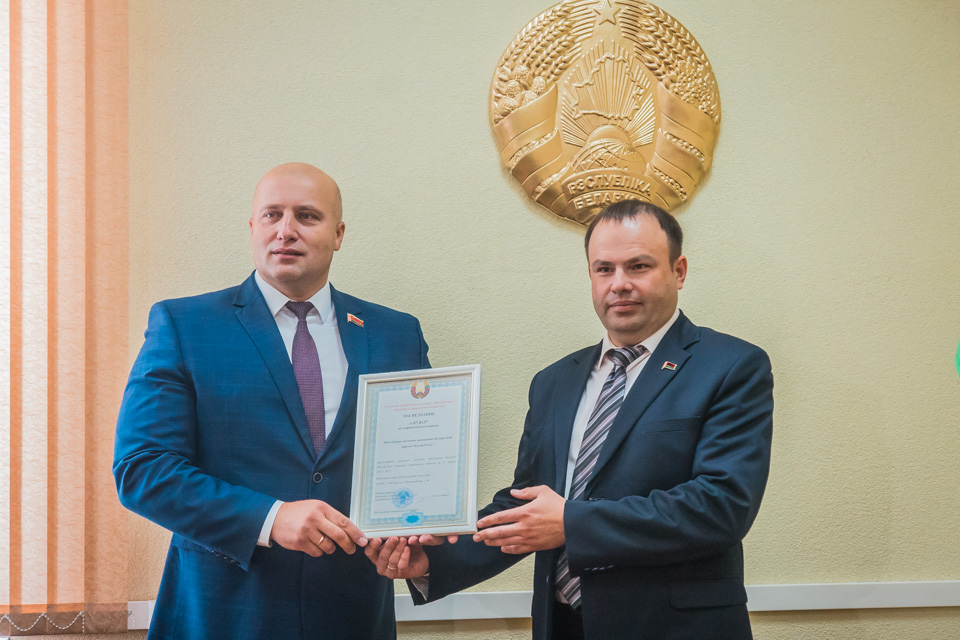 Могилевскому областному отделению Белорусской партии «Белая Русь» вручили свидетельство о государственной регистрации. Фото