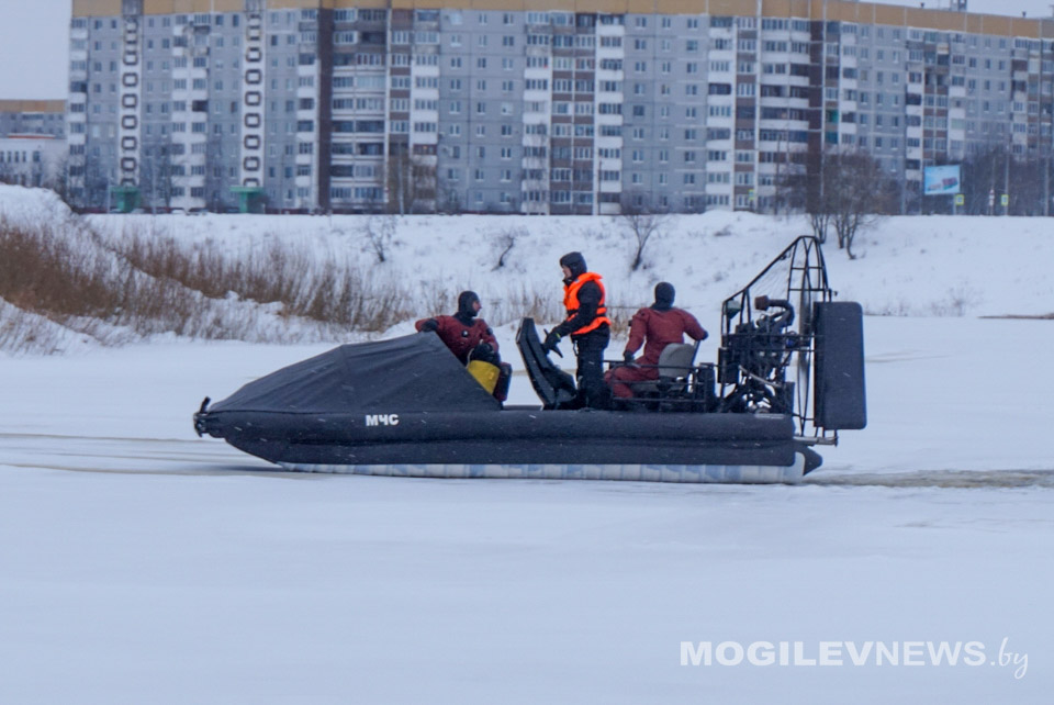 Сотрудники МЧС продемонстрировали свои возможности на льду Фатинского залива в Могилеве