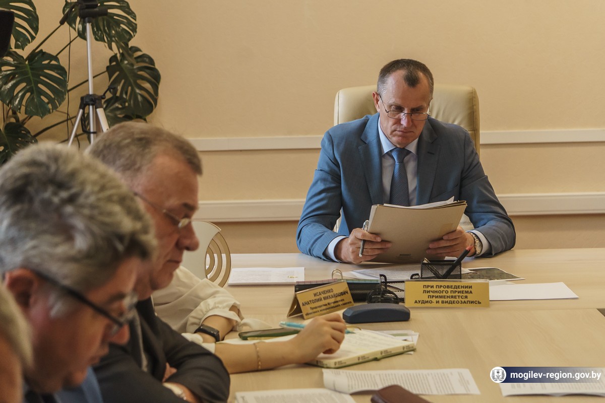 Анатолий Исаченко провел личный прием граждан в Могилеве