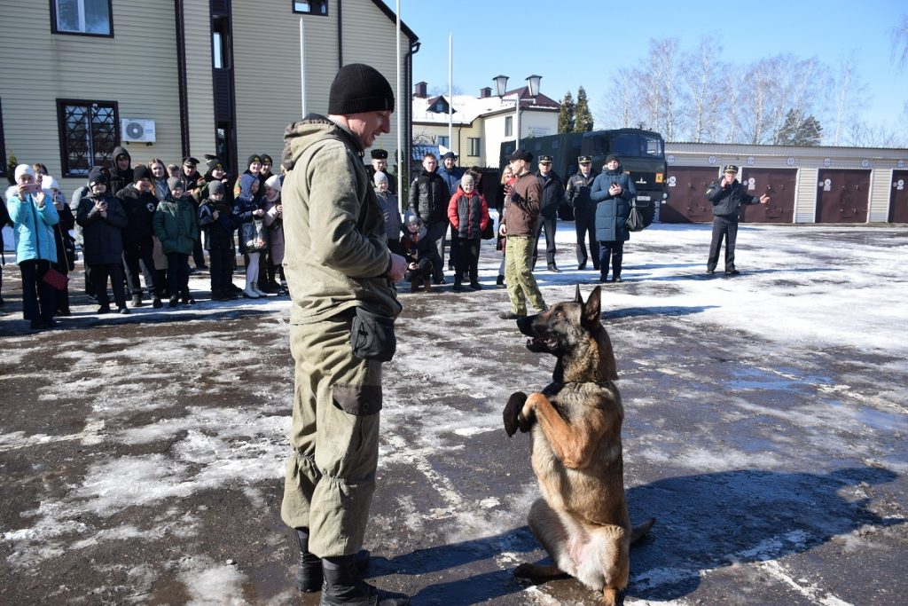 Школьники в Могилеве поучаствовали в соревнования по стрельбе и посетили питомник служебных собак