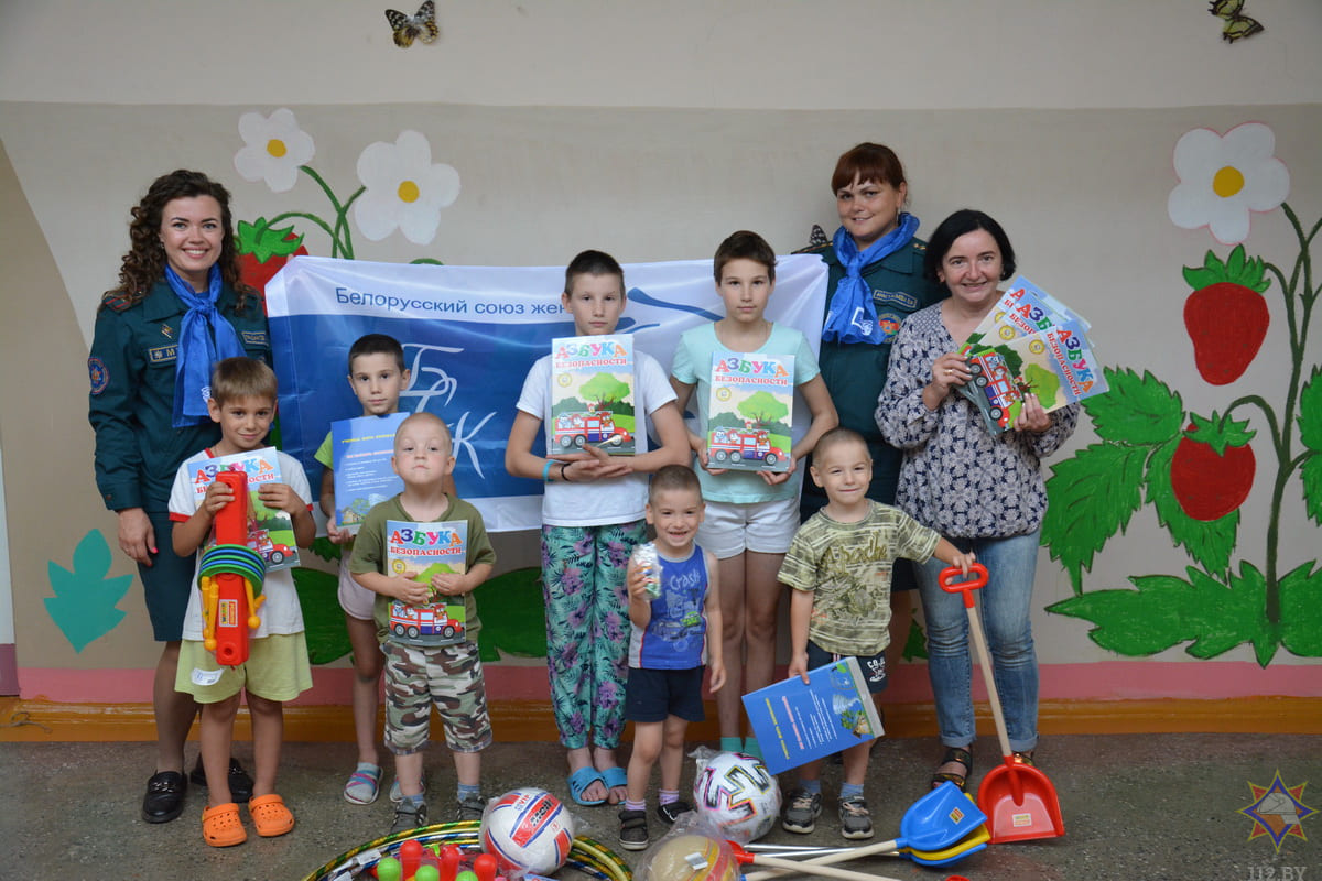 Могилевские спасатели приняли участие в благотворительной акции «Соберем портфель вместе»