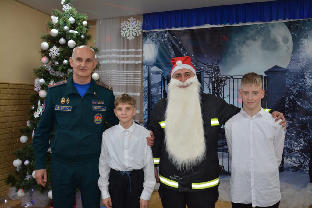 Спасатели поздравили с Новым годом ребят из Детского дома Бобруйска