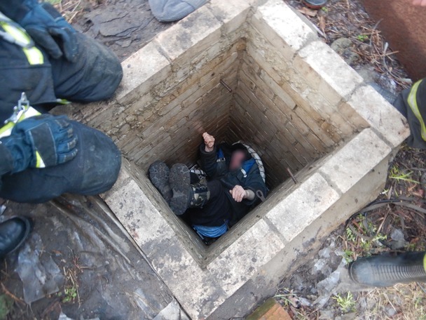 Спасатели в Могилеве помогли пенсионеру, упавшему в колодец
