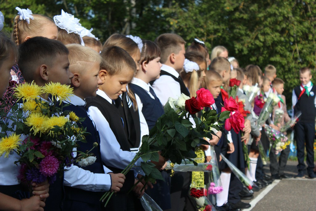 Владимир Цумарев поздравил первоклассников Свенской средней школы