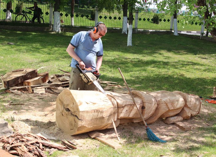 Региональный пленэр деревянных скульптур "Драўляная прыгажосць" проходит в Костюковичах