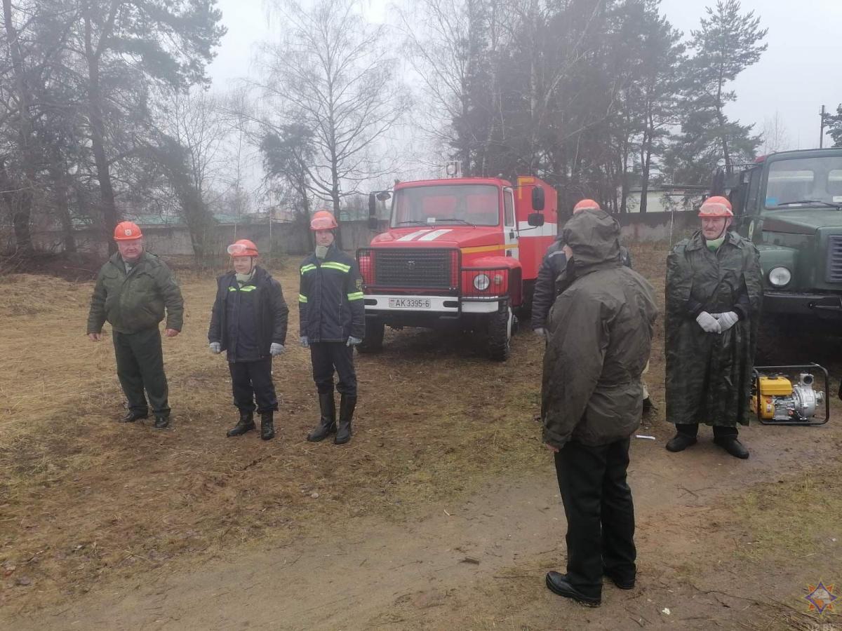 Учебно-тренировочный смотр лесопожарных команд и бригад лесхоза прошел в Бобруйском районе