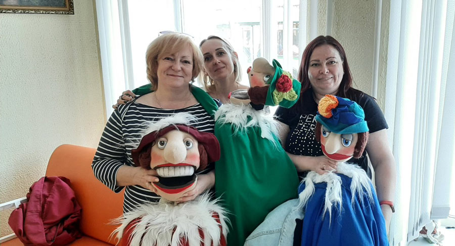 Выставка-инсталляция «Удивительный мир кукол» открылась в окнах центральной городской библиотеки им. К. Маркса