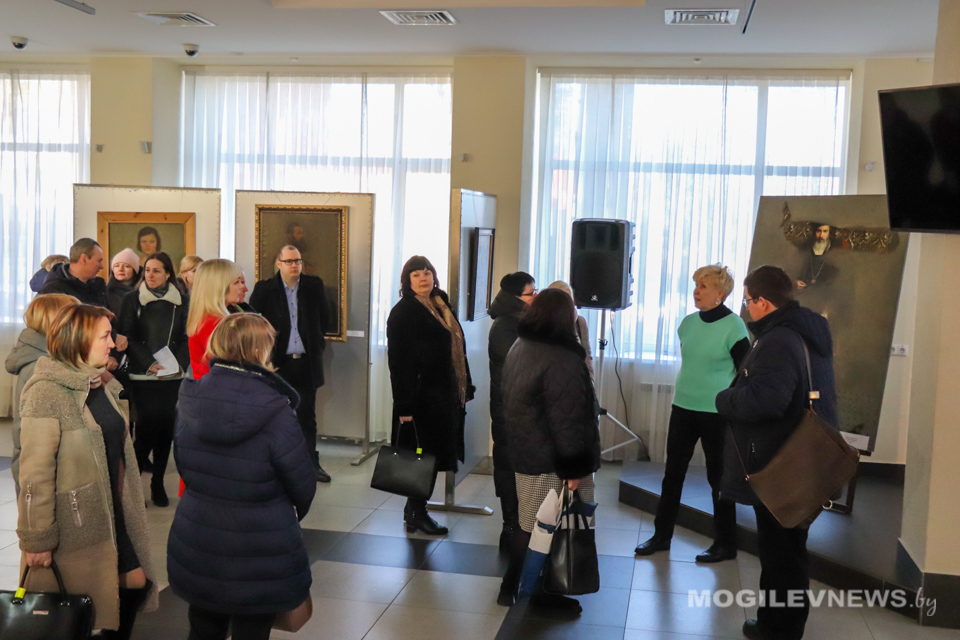 В Музее истории Могилева открылась выставка «Портрет времени». Фото
