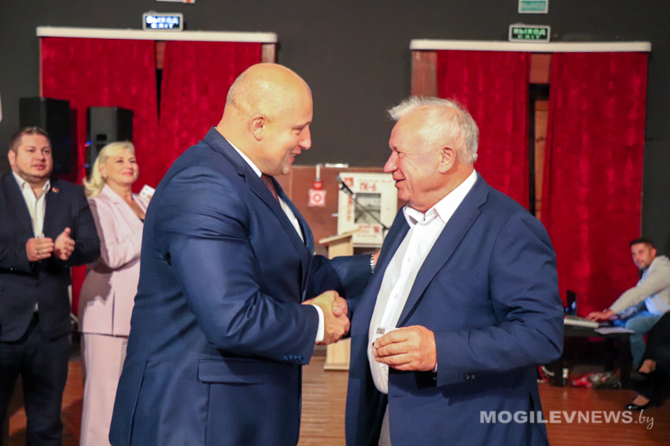 Торжественное вручение партийных билетов Белорусской партии «Белая Русь» прошло в Могилеве. Фото