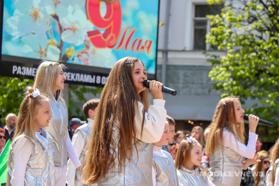 Праздничный концерт, посвященный Дню Победы, прошел на площади Звезд. Фото