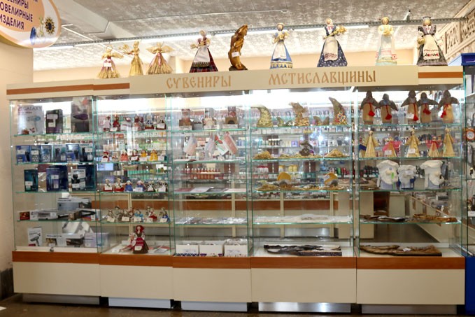 Секция сувенирной продукции местных мастеров открылась в одном из магазинов Мстиславского райпо