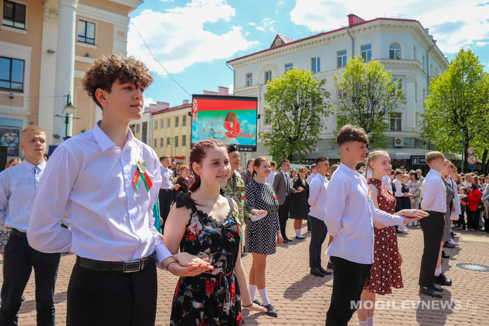 Акция «Вальс Победы» собрала в Могилеве на площади Звезд порядка 30 пар. Фото