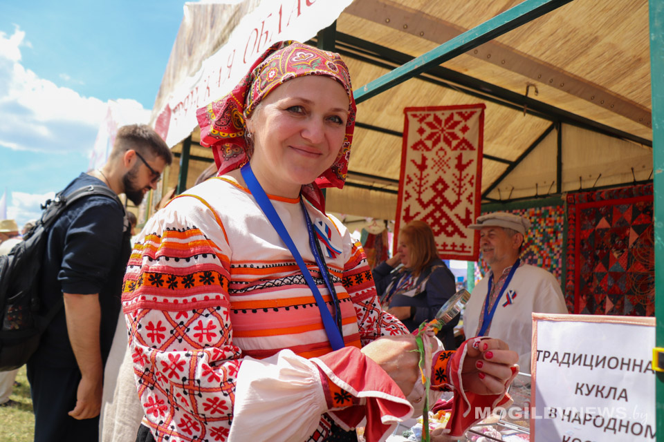 Брянские мастера удивляют гостей «Купалья» миниатюрными куклами. Фото