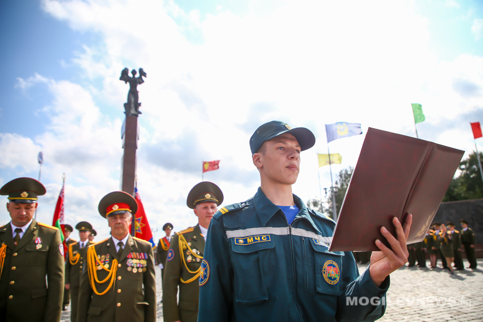 65 молодых работников органов и подразделений по чрезвычайным ситуациям принесли присягу в Могилеве. Фото