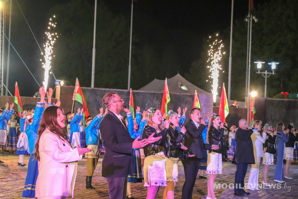 Праздничный концерт, посвященный Дню Победы, прошел на площади Славы. Фото