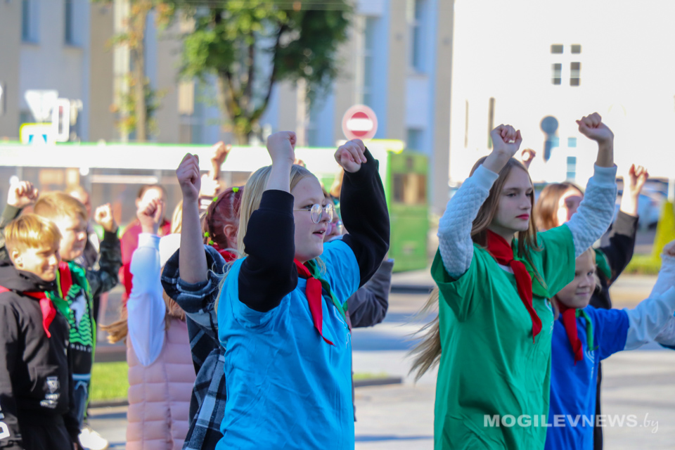 Танцевальный флешмоб «Мы - разам» прошел на площади Единства. Фото