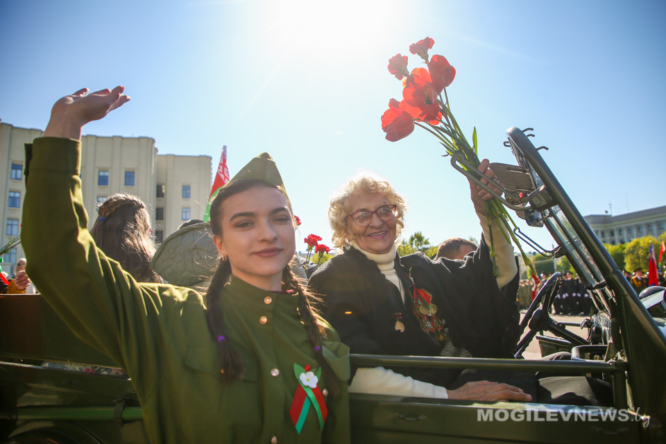 Ветераны стали участниками шествия- парада в областном центре. Фото