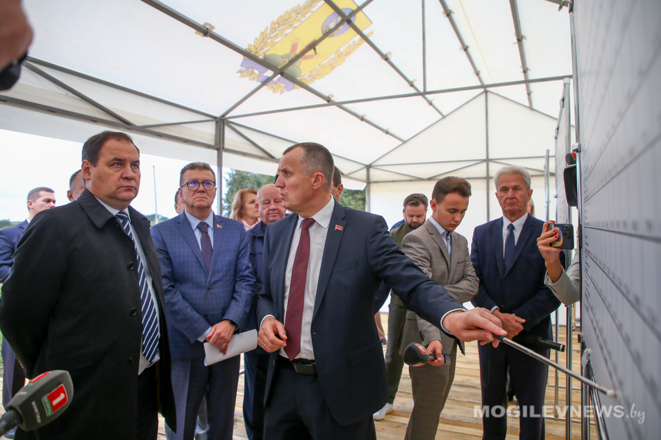 Премьер-министр оценил ход строительства нового МТК в Могилевском районе. Фото.