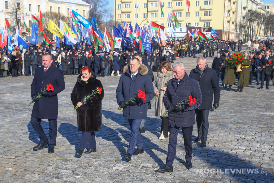 Около 2000 человек приняли участие в возложении цветов к Вечному огню в Могилеве. Фото. Видео