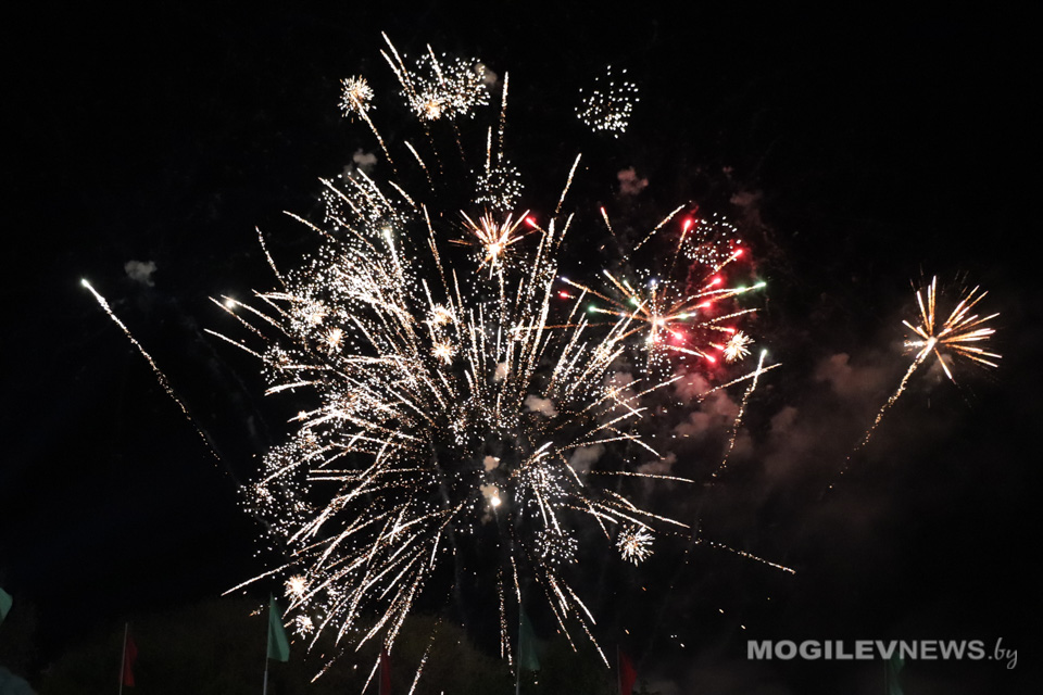 Праздничным фейерверком завершился День Победы в Могилеве. Фото