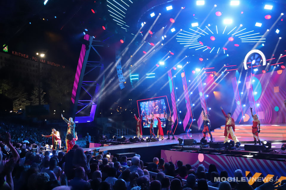 Ночной концерт "Золотой хит" прошёл с аншлагом на «Славянском базаре»! Фото