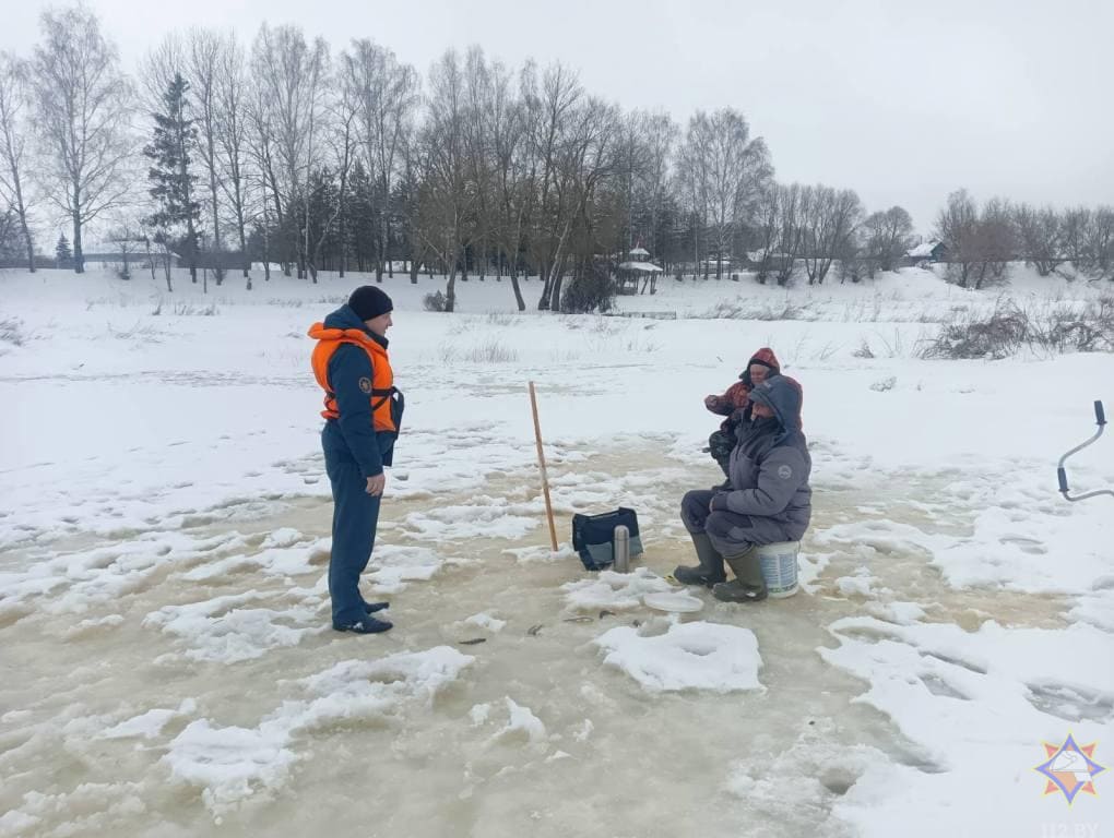 Об опасности зимней рыбалки напомнили спасатели в Шклове