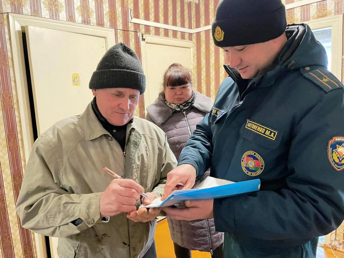 Спасатели провели пожарно-профилактическую работу в Кировском районе